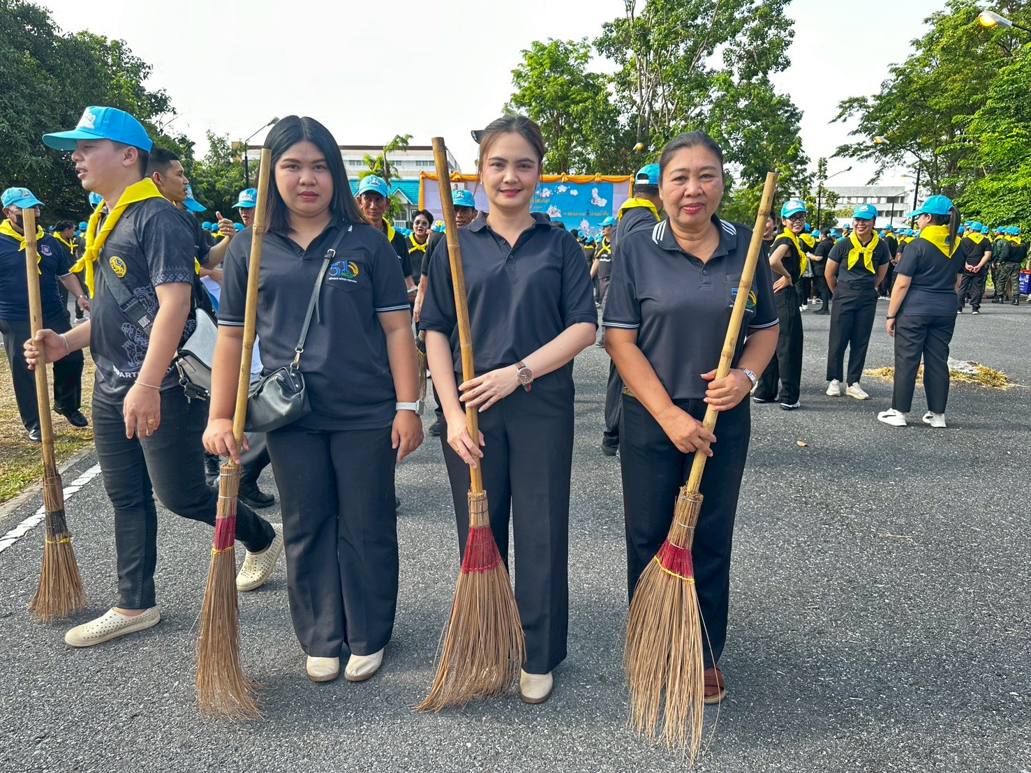 title - วันที่ 1 เมษายน 2569 นายวิทูล ประดิษฐบุญ ปฏิรูปที่ดินจังหวัดปราจีนบุรี มอบหมายให้เจ้าหน้าที่ ส.ป.ก.ปราจีนบุรี เข้าร่วมกิจกรรม จิตอาสาเนื่องในวันที่ระลึกพระบาทสมเด็จพระพุทธยอดฟ้าจุฬาโลกมหาราช และวันที่ระลึกมหาจักรีบรมราชวงศ์ 6 เมษายน 2569